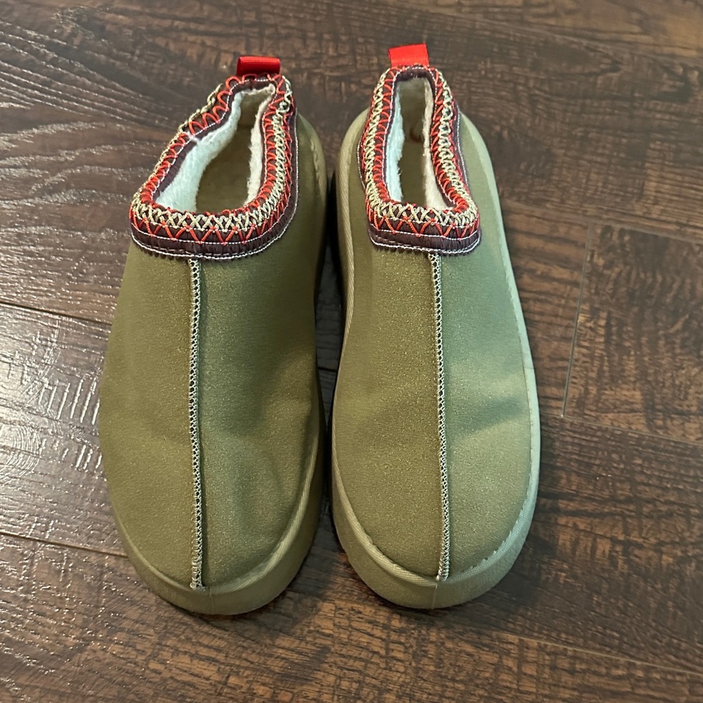 Women’s Tan Slip-On Shoes Size 9 (40)